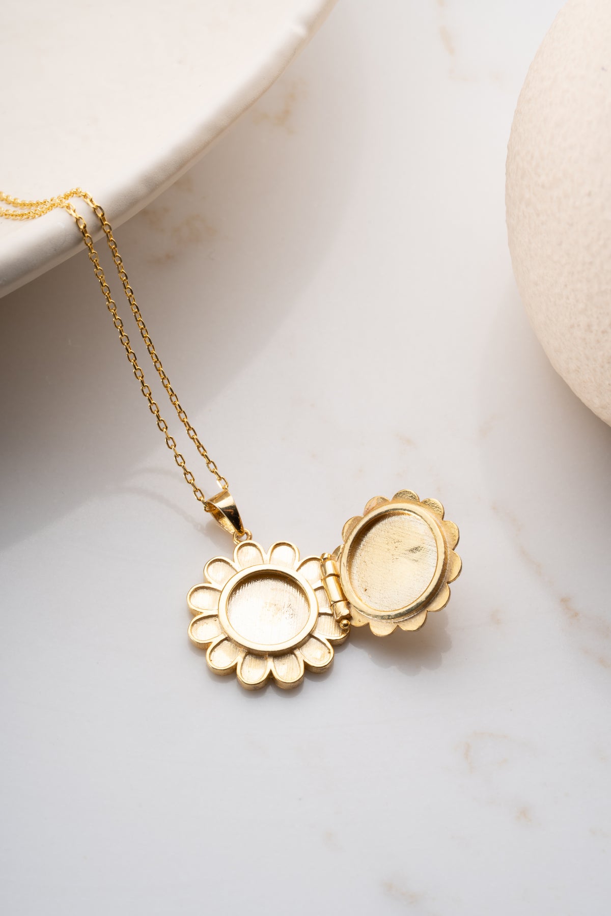 White Daisy Flower Necklace in Gold