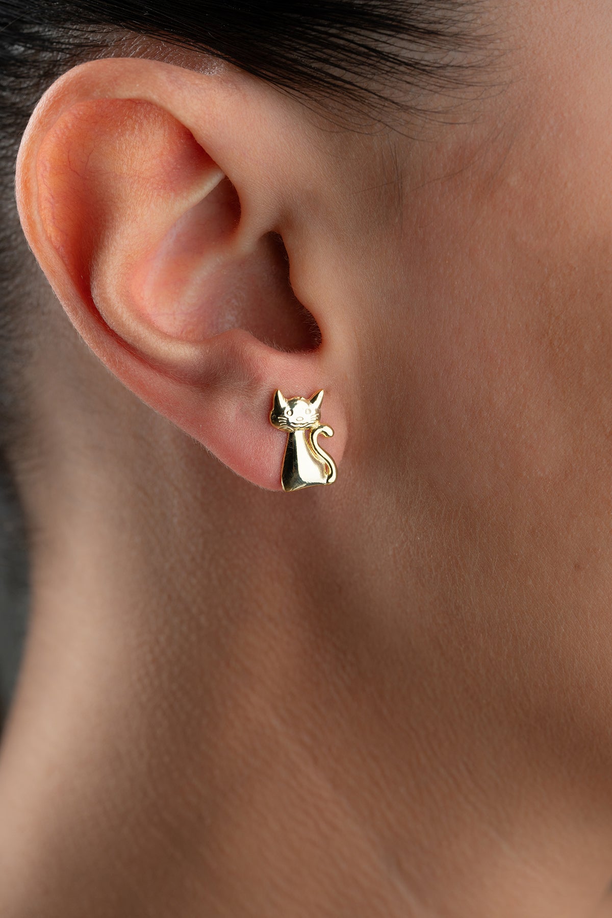 Sitting Kitten Stud Earrings in Gold