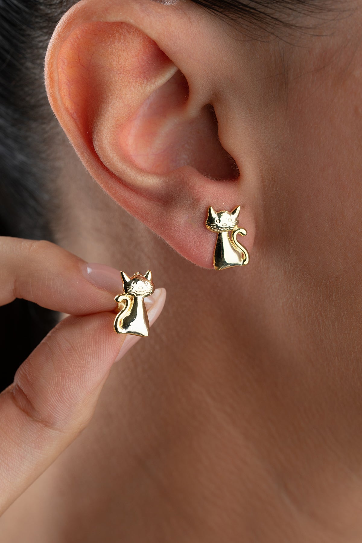 Sitting Kitten Stud Earrings in Gold