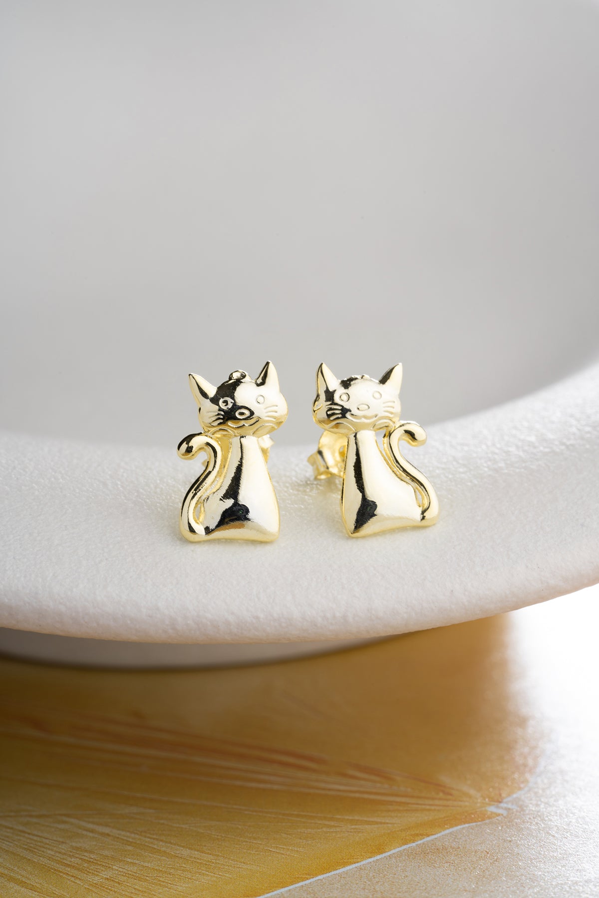 Sitting Kitten Stud Earrings in Gold