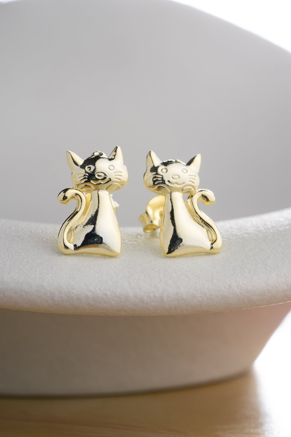 Sitting Kitten Stud Earrings in Gold