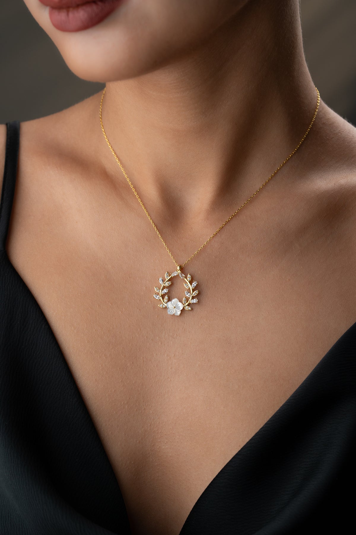 Mother of Pearl Flower Wreath Necklace