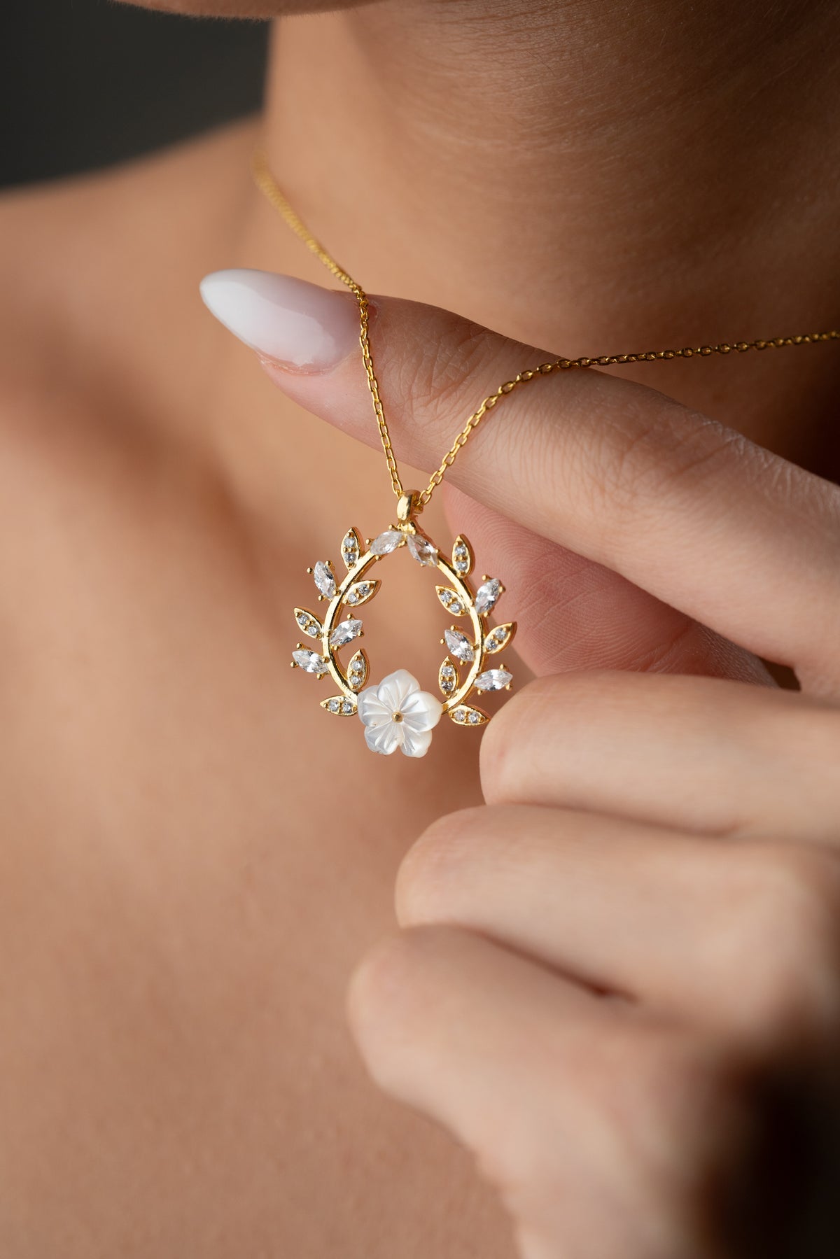 Mother of Pearl Flower Wreath Necklace