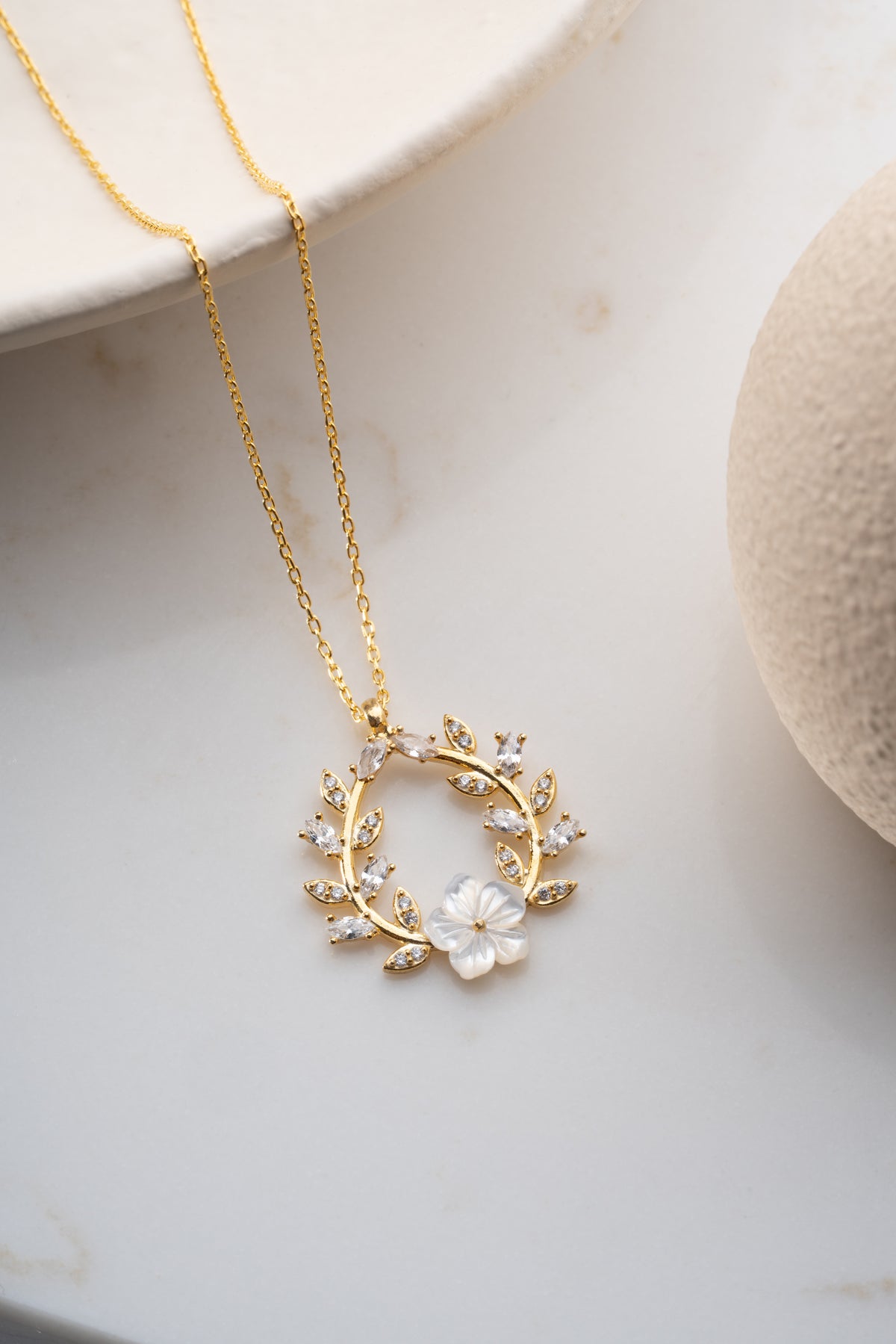 Mother of Pearl Flower Wreath Necklace