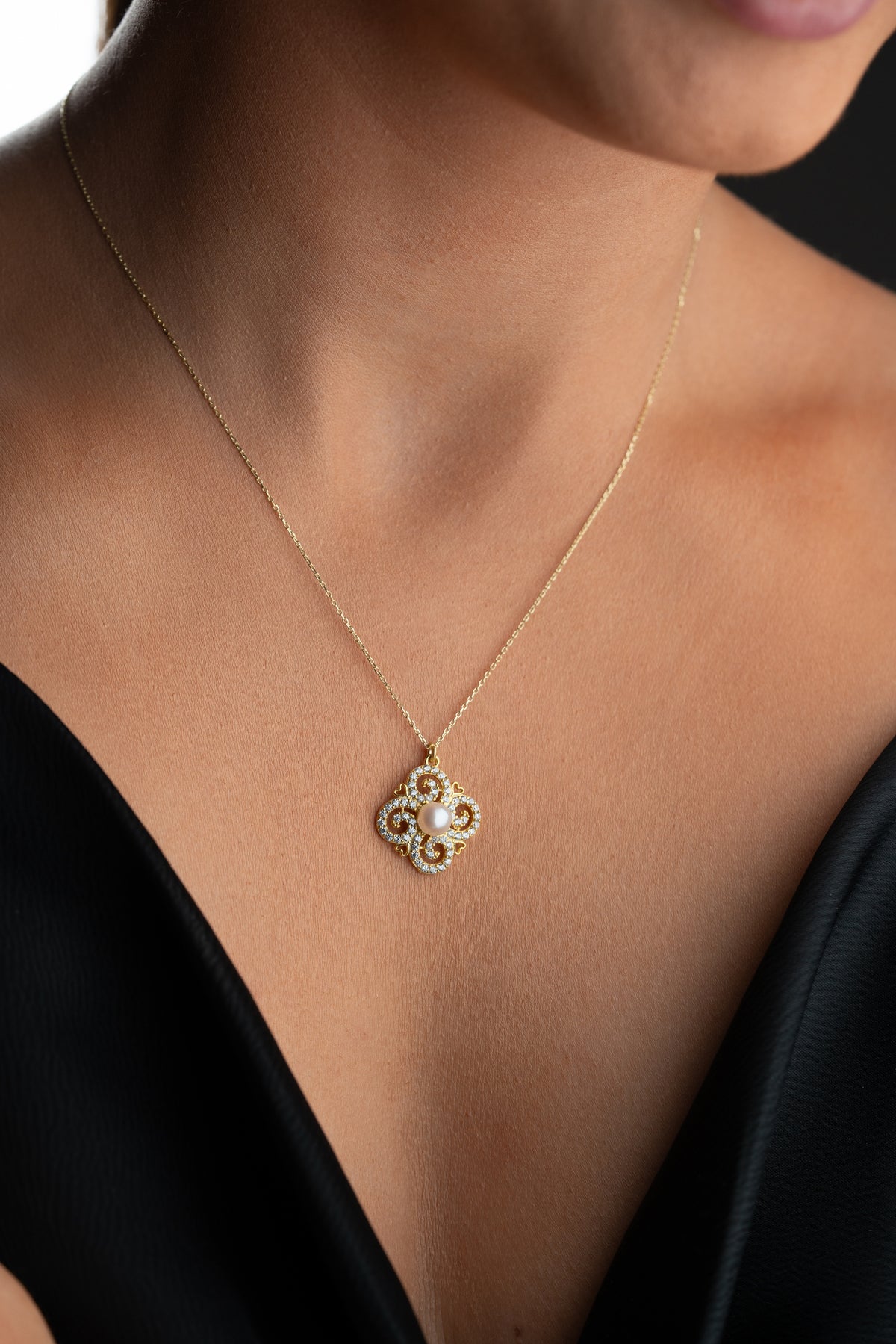Vintage Pearl Flower Pendant Necklace