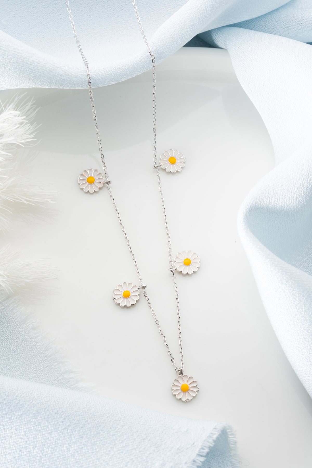 Daisy Flower Station Necklace