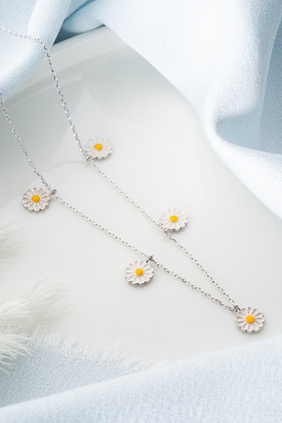 Daisy Flower Station Necklace