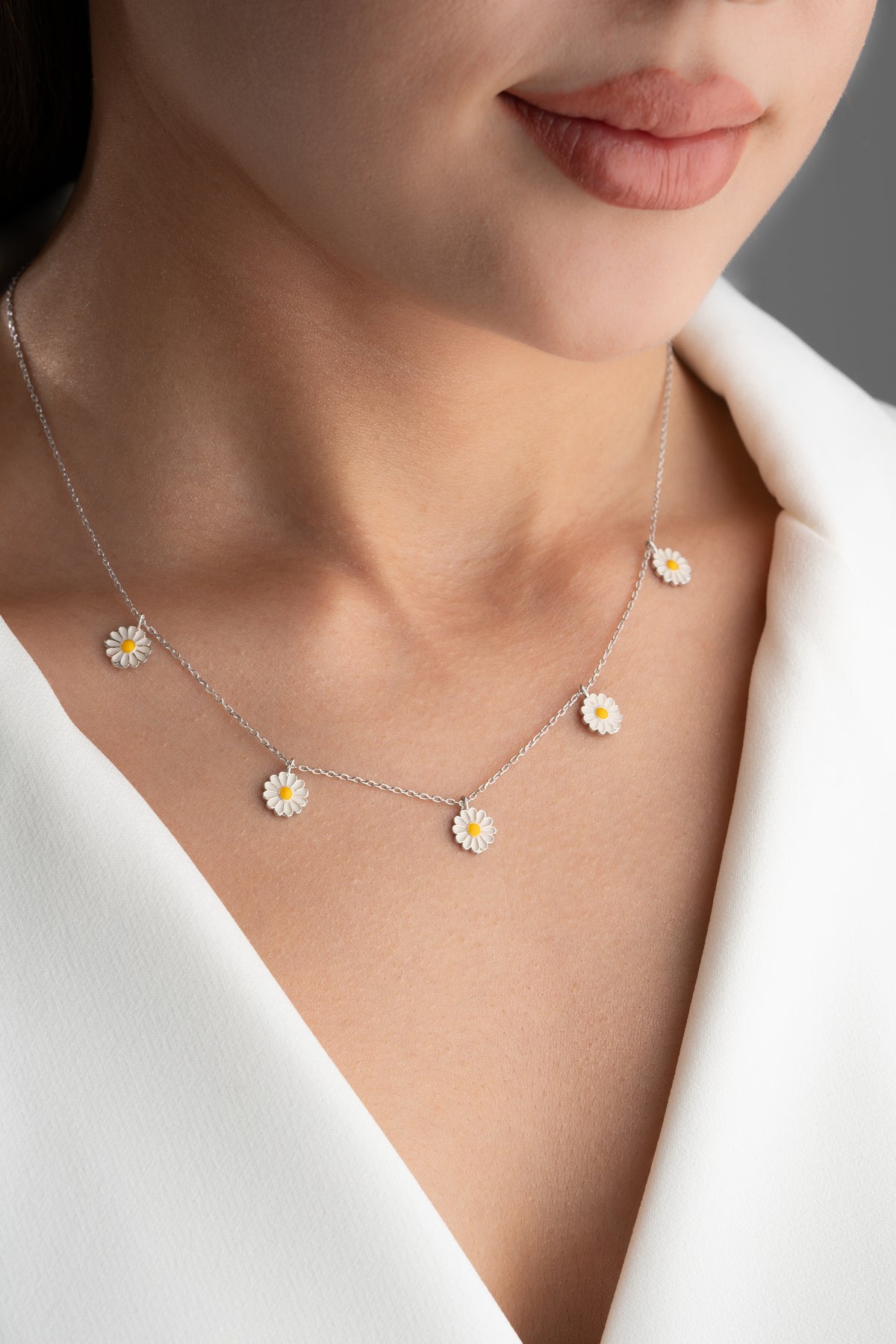 Daisy Flower Station Necklace