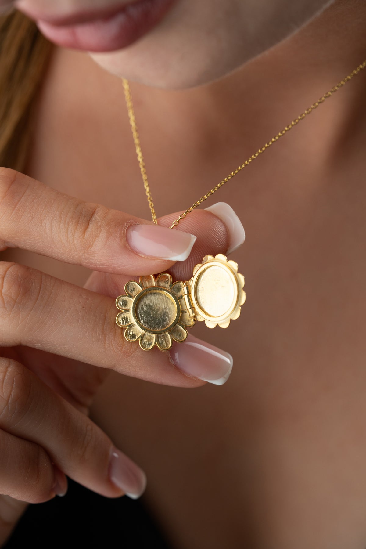 White Daisy Flower Necklace in Gold